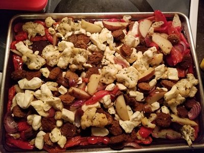 Plaque de saucisses, l&#233;gumes et fromage en grains