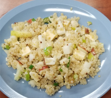 Salade de quinoa, pomme et fromage